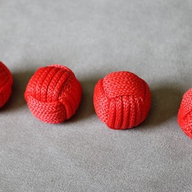 Monkey Fist Cups and Balls (4 Balls) by Leo Smetsters TiendaMagia - 1